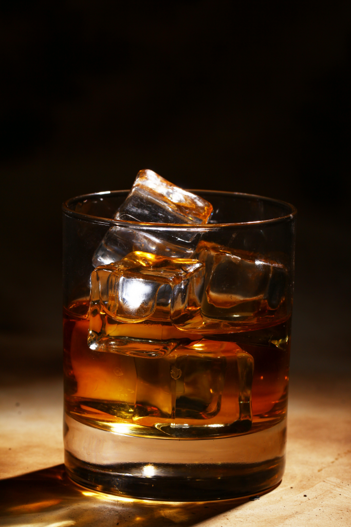 Vaso de ron con hielo on the rocks