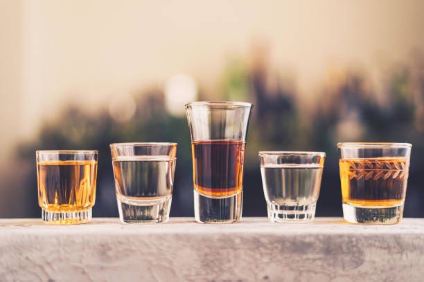 Vasos con tipos de ron distintos, como ron oscuro y ron blanco